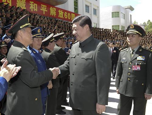 7月19日,中共中央政治局常委、国家副主席、中央军委副主席、中央代表团团长习近平率代表团部分成员分别慰问解放军驻拉萨部队团职以上干部和武警西藏总队及拉萨部队团职以上干部以及自治区、拉萨市政法系统处级以上干警。这是习近平慰问解放军驻拉萨部队团职以上干部。 新华社记者谢环驰摄