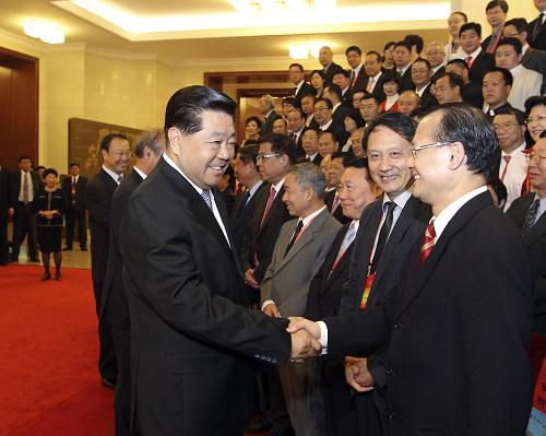 9月27日,中共中央政治局常委、全国政协主席贾庆林在北京人民大会堂会见出席中华海外联谊会三届二次理事大会的全体理事。新华社记者 丁林 摄