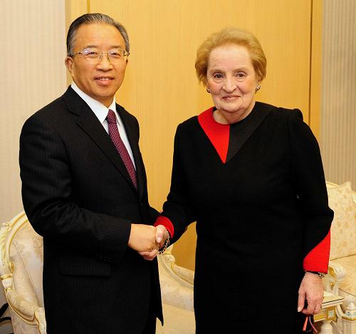 12月13日,在美国首都华盛顿,正在美国进行工作访问并举行中美战略对话的国务委员戴秉国(左)会见美国前国务卿奥尔布赖特。新华社记者张岩摄