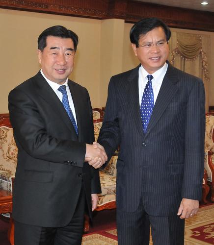 3月20日,中国国务院副总理回良玉(左)在老挝首都万象会见老挝人民革命党中央政治局委员、政府总理波松。新华社记者 李勍 摄