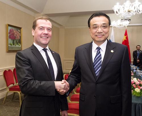 11月29日,正在乌兹别克斯坦出席上海合作组织成员国总理第十二次会议的国务院总理李克强在塔什干会见俄罗斯总理梅德韦杰夫。 新华社记者 李学仁 摄