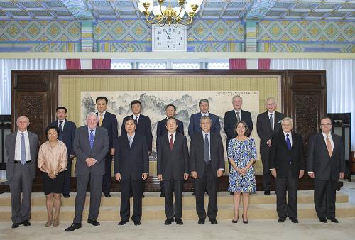 7月12日,国务院副总理马凯在北京中南海紫光阁会见参加中国银监会国际咨询委员会第十一次会议的全体委员。新华社记者 李学仁 摄