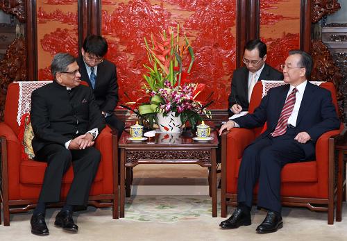 温家宝会见印度外长克里希纳 4月7日,国务院总理温家宝在北京中南海紫光阁会见来华正式访问的印度外长克里希纳。 新华社记者 庞兴雷 摄