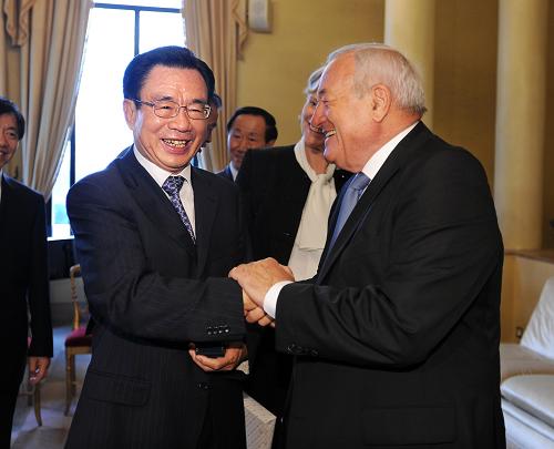当地时间7月2日晚,正在法国访问的中共中央政治局常委、中央纪委书记贺国强在戛纳会见戛纳市长伯乐尚。新华社记者 李涛 摄