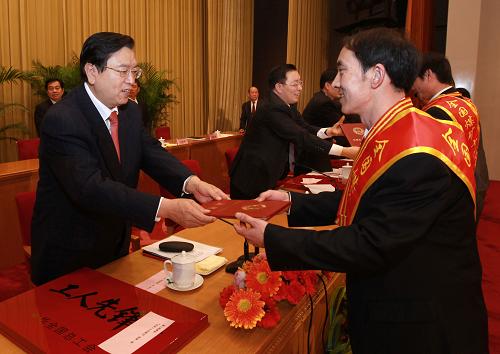 这是中共中央政治局委员、国务院副总理张德江为“全国煤矿十佳特聘群监员”获得者颁奖。新华社记者 庞兴雷 摄