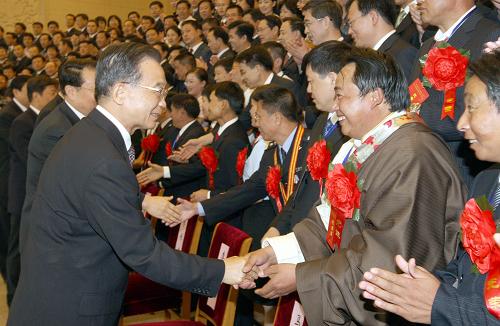 8月14日,第七届全国“人民满意的公务员”和“人民满意的公务员集体”表彰大会在北京举行。会前,中共中央政治局常委、国务院总理温家宝,中共中央政治局常委李长春,中共中央政治局常委、中央书记处书记、国家副主席习近平会见与会部分代表。 新华社记者 姚大伟 摄