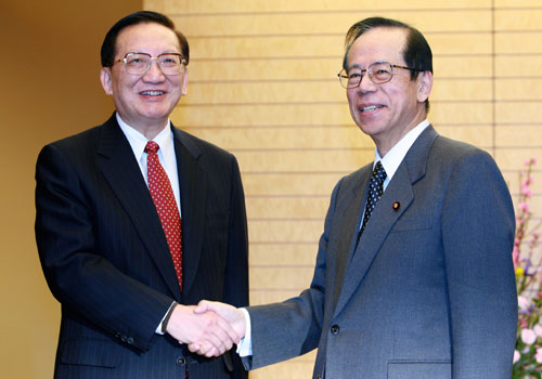 2月21日,在东京的日本首相官邸,日本首相福田康夫(右)会见到访的中国国务委员唐家璇。唐家璇20日下午抵达东京,开始对日本进行访问。 新华社记者 任正来 摄