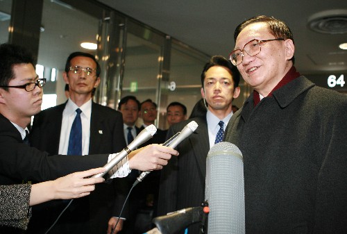 2月20日,中国国务委员唐家璇抵达日本东京成田机场,并在机场接受媒体采访。应日本政府邀请,唐家璇于2月20日起对日本进行正式访问。新华社记者 任正来 摄