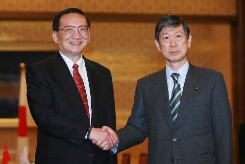 2月21日,中国国务委员唐家璇(左)在日本东京会见日本外相高村正彦。唐家璇20日下午抵达东京,开始对日本进行访问。 新华社记者任正来摄
