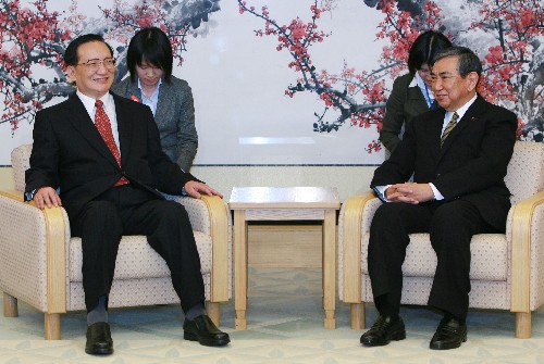 唐家璇访问日本 新华社照片,东京,2008年2月21日 唐家璇访问日本 2月21日,中国国务委员唐家璇(左)在日本东京会见日本众议院议长河野洋平。唐家璇20日下午抵达东京,开始对日本进行访问。 新华社记者任正来摄