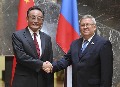 9月16日,中国全国人大常委会委员长吴邦国在莫斯科与俄罗斯联邦委员会代主席托尔申举行会谈。新华社记者 谢环驰 摄