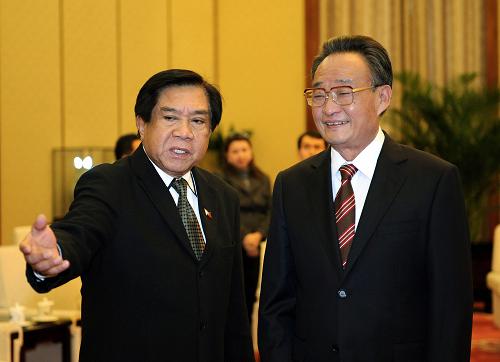 吴邦国会见菲律宾众议院议长 10月21日,中共中央政治局常委、全国人大常委会委员长吴邦国在北京人民大会堂会见菲律宾众议院议长、基督教穆斯林民主团结力量党副主席诺格拉莱斯。 新华社记者 刘建生 摄