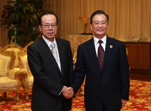 4月18日,国务院总理温家宝在海南博鳌会见日本前首相福田康夫。新华社记者 庞兴雷 摄