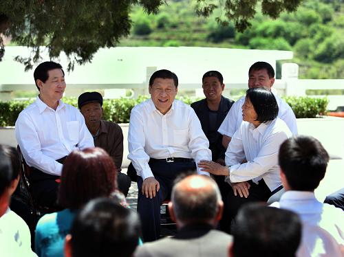 这是5月25日,习近平在平顺县西沟乡西沟村看望全国劳动模范申纪兰并与老党员、老劳模、大学生村官和村民代表等座谈。新华社记者 兰红光 摄