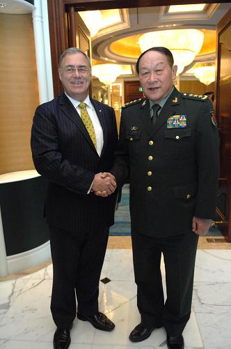 6月4日,正在新加坡出席香格里拉对话会的中国国务委员兼国防部长梁光烈(右)会见新西兰国防部长马普。新华社发(邓智炜摄)