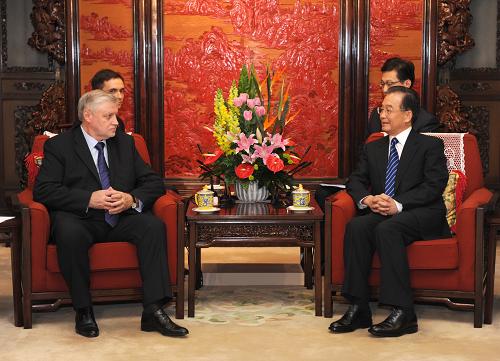 10月19日,中国国务院总理温家宝在北京中南海会见俄罗斯联邦委员会主席米罗诺夫。新华社记者 马占成 摄