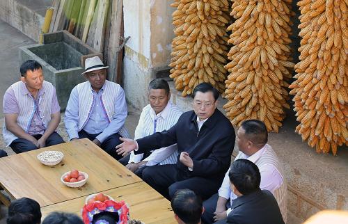 11月22日至25日,中共中央政治局常委、全国人大常委会委员长张德江在云南就县级人大工作进行调研,并主持召开部分省、自治区、直辖市县级人大工作座谈会。这是11月23日,张德江在弥勒市西三镇可邑彝族村寨了解情况并走访看望村民岳兴(左三)。新华社记者 丁林 摄