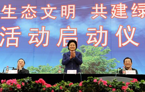 3月29日,由全国绿化委员会、教育部、国家林业局、中国生态文化协会联合开展的“弘扬生态文明,共建绿色校园”活动在河北省廊坊市香河一中举行启动仪式。中共中央政治局委员、国务委员刘延东宣布活动正式启动并参加植树活动。新华社记者 金良快 摄