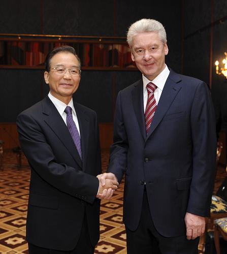 11月24日,中国国务院总理温家宝在莫斯科会见莫斯科市市长索比亚宁。新华社记者 谢环驰 摄