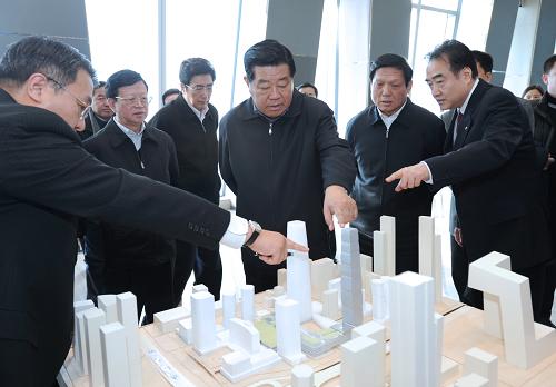 这是2月17日,贾庆林来到CBD国贸三期,详细了解北京整合区域优势资源、打造国际商务中心情况。新华社记者 马占成 摄
