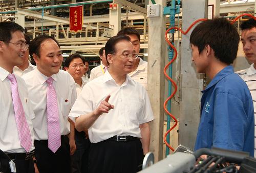 6月12日至14日,中共中央政治局常委、国务院总理温家宝在湖南考察。这是6月13日,温家宝在湖南吉利汽车部件有限公司同一线职工亲切交谈。新华社记者 鞠鹏 摄