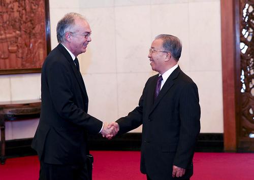 9月29日,中国国务委员戴秉国在北京钓鱼台国宾馆同法国总统外事顾问燕保罗举行磋商。新华社记者 丁林 摄