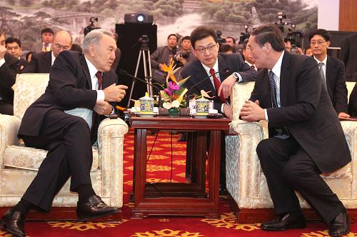 2月22日,中国国务院副总理、中国和哈萨克斯坦合作委员会中方主席王岐山与来华进行国事访问的哈萨克斯坦总统纳扎尔巴耶夫在北京钓鱼台国宾馆共同出席中哈企业家代表午餐会。这是午餐会前,王岐山与纳扎尔巴耶夫共同出席高速铁路推介会。新华社记者 丁林 摄