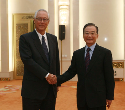 4月18日,中国国务院总理温家宝在北京人民大会堂会见新加坡国务资政吴作栋。新华社记者 刘卫兵 摄