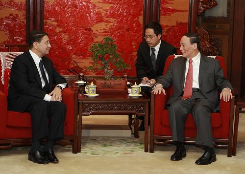 9月1日,中国国务院副总理王岐山在北京中南海会见联合国世界旅游组织秘书长塔勒布·瑞法。新华社记者鞠鹏摄