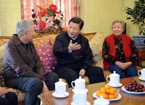 这是在航天科技专家孙家栋院士家,习近平关切询问孙老的身体和起居情况,对他为我国航天科技事业发展作出的突出贡献表示敬意和感谢。 新华社记者 李涛 摄