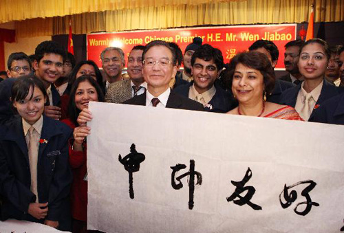 12月15日,正在印度进行正式访问的中国国务院总理温家宝在新德里参观泰戈尔国际学校并与学生亲切交流。这是温家宝总理将亲笔书写的“中印友好”条幅赠送给泰戈尔国际学校师生。新华社记者 刘卫兵 摄