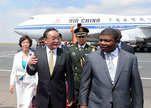 5月22日,中国全国人大常委会委员长吴邦国乘专机抵达罗安达,开始对安哥拉进行正式友好访问。这是安哥拉国民议会第一副议长洛伦索到机场迎接吴邦国委员长一行。