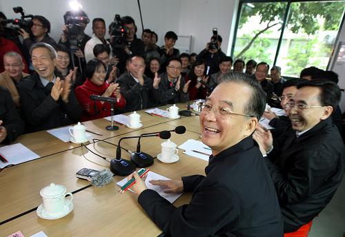 这是2月4日,温家宝在广州市白云区江高镇水沥村与四邻八村的农民座谈。新华社记者 姚大伟 摄