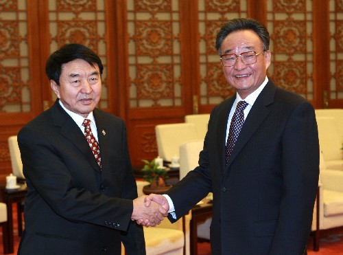 12月10日,全国人大常委会委员长吴邦国在北京人民大会堂会见蒙古国家大呼拉尔主席登贝尔勒。新华社记者 庞兴雷 摄