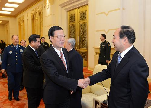 1月25日,纪念延安双拥运动70周年座谈会在人民大会堂举行。中共中央政治局常委张高丽出席座谈会。这是张高丽与发言代表握手。新华社记者 刘建生 摄