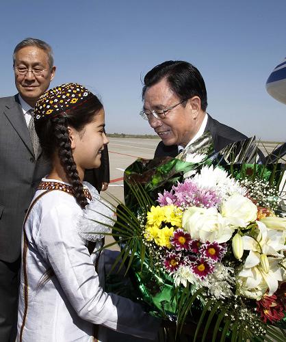 当地时间6月17日,中共中央政治局常委、中央纪委书记贺国强抵达阿什哈巴德,开始对土库曼斯坦进行正式友好访问。这是土库曼斯坦儿童在机场向贺国强献花。新华社记者 刘建生 摄