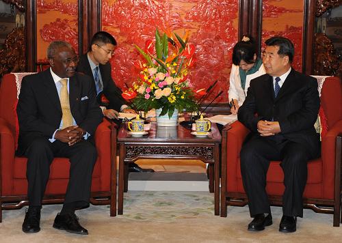 10月11日,国务院副总理回良玉在北京中南海紫光阁会见国际农业发展基金总裁恩万泽。新华社记者 樊如钧 摄