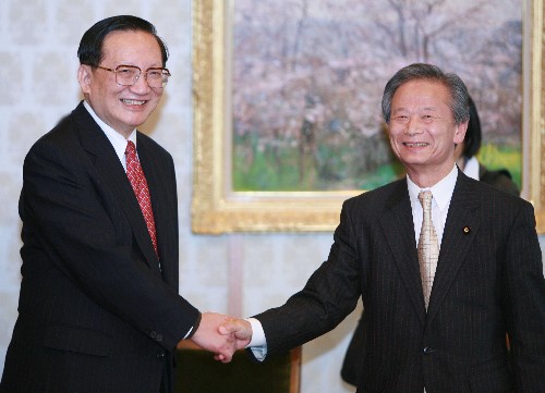 2月21日,中国国务委员唐家璇(左)在日本东京会见日本参议院议长江田五月。唐家璇20日下午抵达东京,开始对日本进行访问。 新华社记者任正来摄