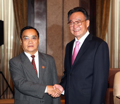 10月2日,全国人大常委会委员长吴邦国在上海会见前来出席上海世博会中国国家馆日活动的老挝国会主席通辛。新华社记者 姚大伟 摄