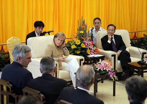 7月17日,中国国务院总理温家宝和德国总理默克尔在西安共同会见中德企业家并与他们座谈。 新华社记者 樊如钧 摄