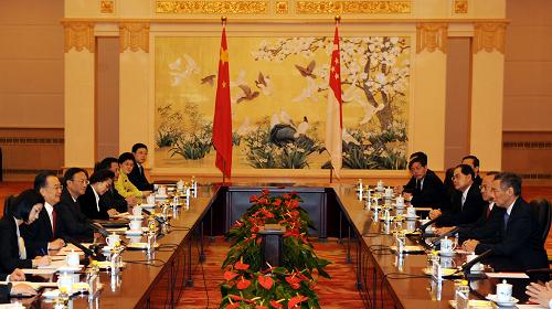 10月23日,中国国务院总理温家宝在北京人民大会堂与前来出席亚欧首脑会议并对中国进行正式访问的新加坡总理李显龙举行会谈。 新华社记者高洁摄