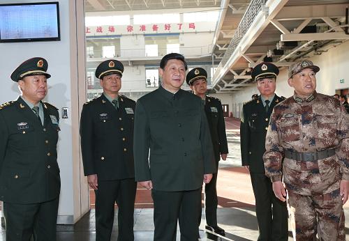 11月28日,中共中央总书记、国家主席、中央军委主席习近平视察济南军区部队。这是习近平实地察看济南军区直属队新兵团训练情况。新华社记者 李刚 摄