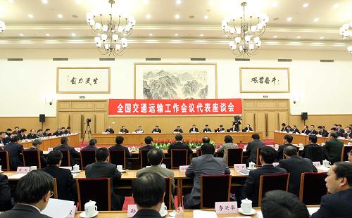12月28日,中共中央政治局委员、国务院副总理张德江在北京出席全国交通运输工作会议代表座谈会并讲话。 新华社记者丁林摄