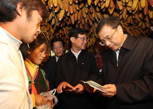 这是10月17日,在黔西南布依族苗族自治州兴仁县雨樟镇并嘎村,李克强看望一户居住在茅草房里的贫困农户时,仔细了解这家人的居住、危房改造和孩子上学等情况。新华社记者 刘卫兵 摄