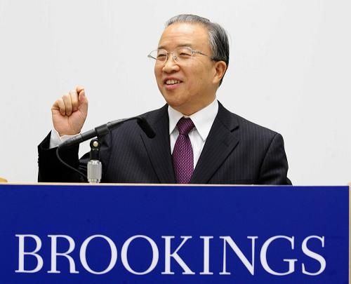 12月11日,在美国首都华盛顿,正在美国进行工作访问的中国国务委员戴秉国在布鲁金斯学会纪念中美建交30周年晚宴上发表演讲。布鲁金斯学会是美国著名智库之一。美国政商学各界人士近200人出席了在布鲁金斯学会举行的演讲会。新华社记者 张岩 摄
