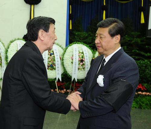 10月16日,郑天翔同志遗体在北京八宝山革命公墓火化。习近平、李克强、张德江、俞正声、刘云山、王岐山、张高丽、胡锦涛等前往八宝山送别。这是习近平与郑天翔亲属握手,表示深切慰问。新华社记者 谢环驰 摄