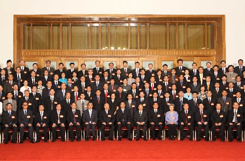 6月3日,海峡两岸关系协会第二届理事会第一次会议在北京人民大会堂召开。会议开始前,中共中央政治局常委、全国政协主席贾庆林亲切会见全体代表。 新华社记者 刘卫兵 摄