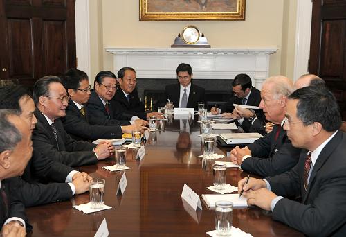 9月10日,正在美国进行正式友好访问的中国全国人大常委会委员长吴邦国在白宫会见美国副总统兼参议长拜登。新华社记者 马占成 摄