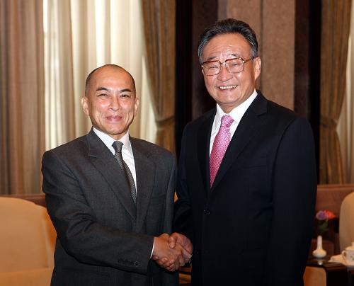 10月2日,全国人大常委会委员长吴邦国在上海会见前来出席上海世博会中国国家馆日活动的柬埔寨国王西哈莫尼。新华社记者 姚大伟 摄