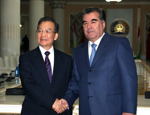 11月25日,国务院总理温家宝在杜尚别会见塔吉克斯坦总统拉赫蒙。 新华社记者 姚大伟摄